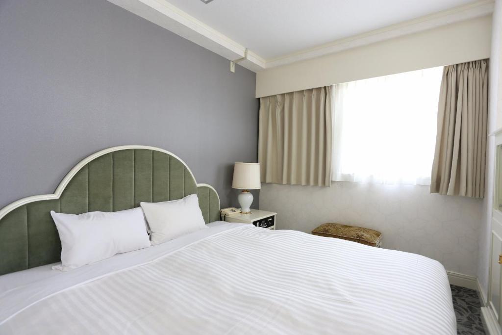 Postel nebo postele na pokoji v ubytování Hotel Castle Inn Yokkaichi
