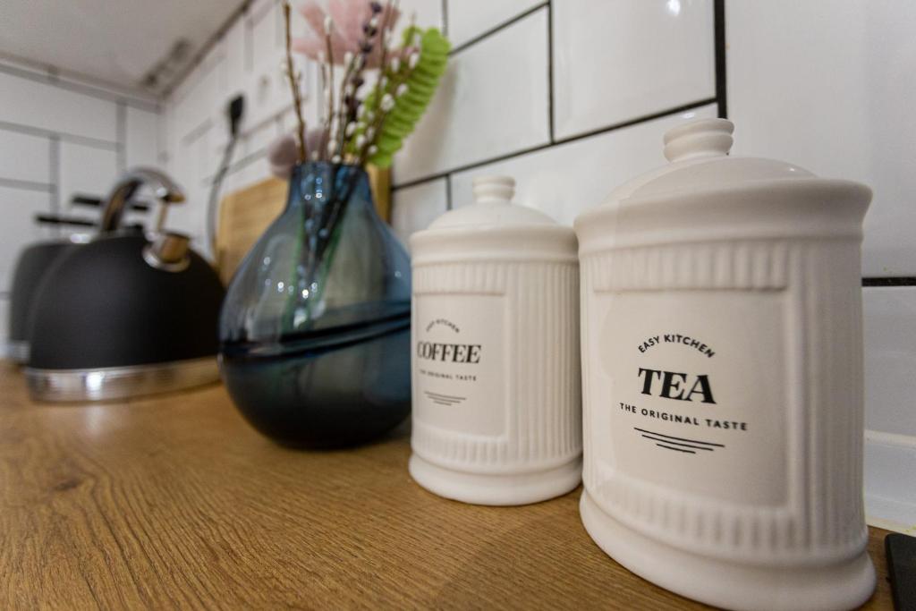 Utensilios para hacer té y café en Cozy Corner in the city center