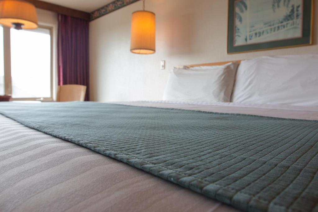 Postel nebo postele na pokoji v ubytování Hi Tide Oceanfront Inn
