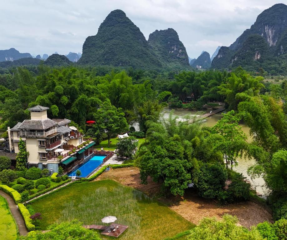 uma vista aérea de um resort com montanhas ao fundo em Moondance Boutique Resort em Yangshuo