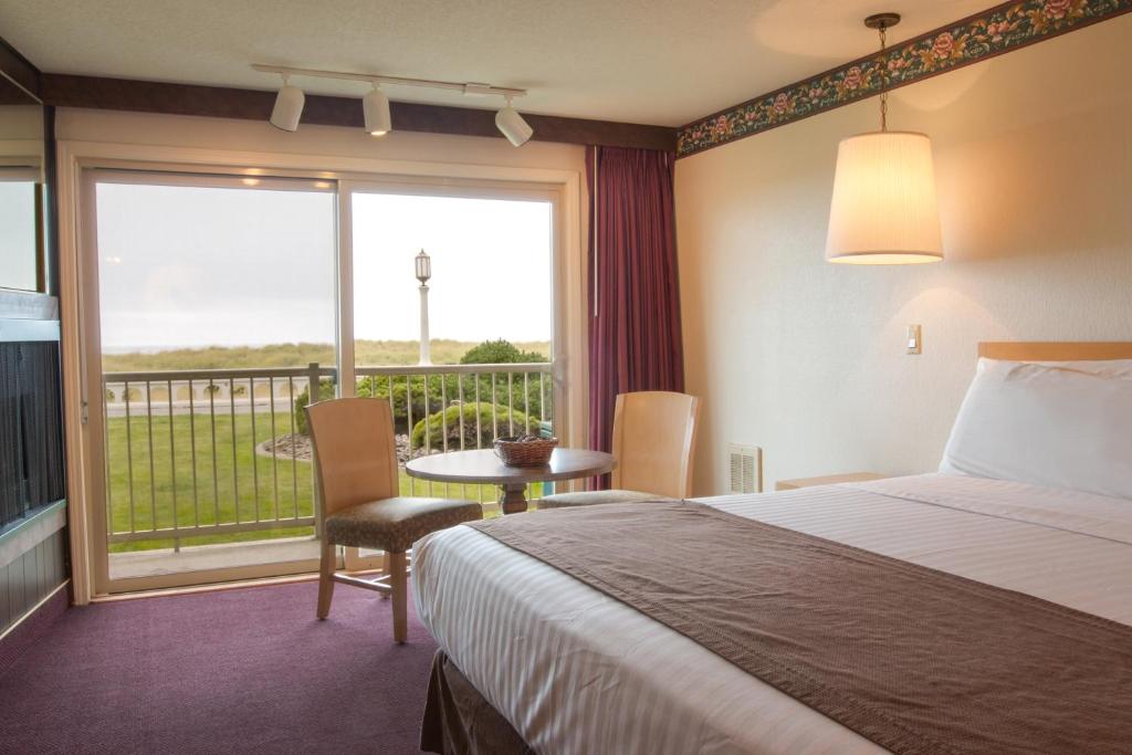 Postel nebo postele na pokoji v ubytování Hi Tide Oceanfront Inn