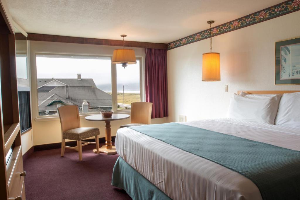 Postel nebo postele na pokoji v ubytování Hi Tide Oceanfront Inn