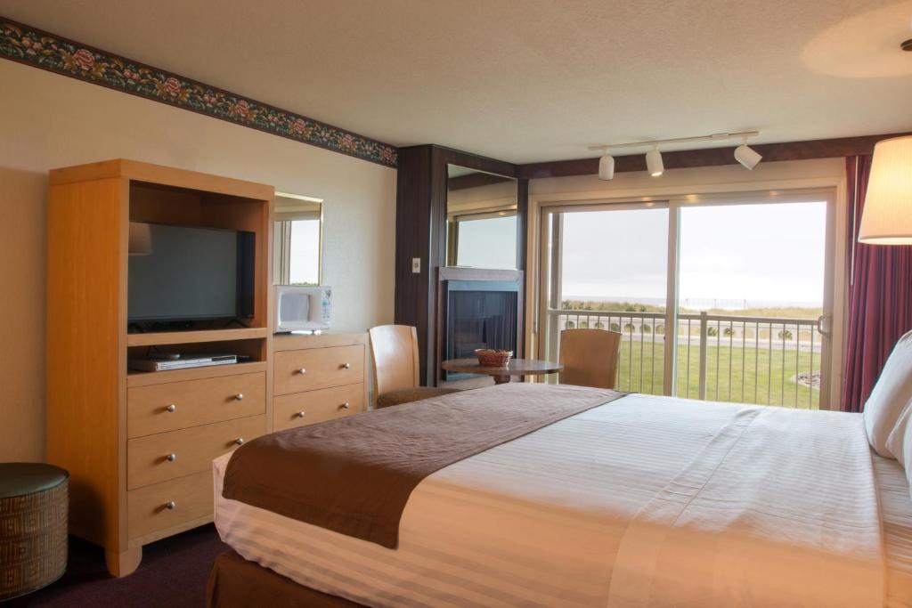 Postel nebo postele na pokoji v ubytování Hi Tide Oceanfront Inn