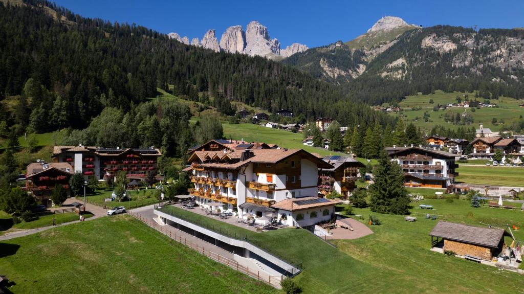una vista aérea de un complejo en las montañas en Alpenhotel Panorama, en Campitello di Fassa
