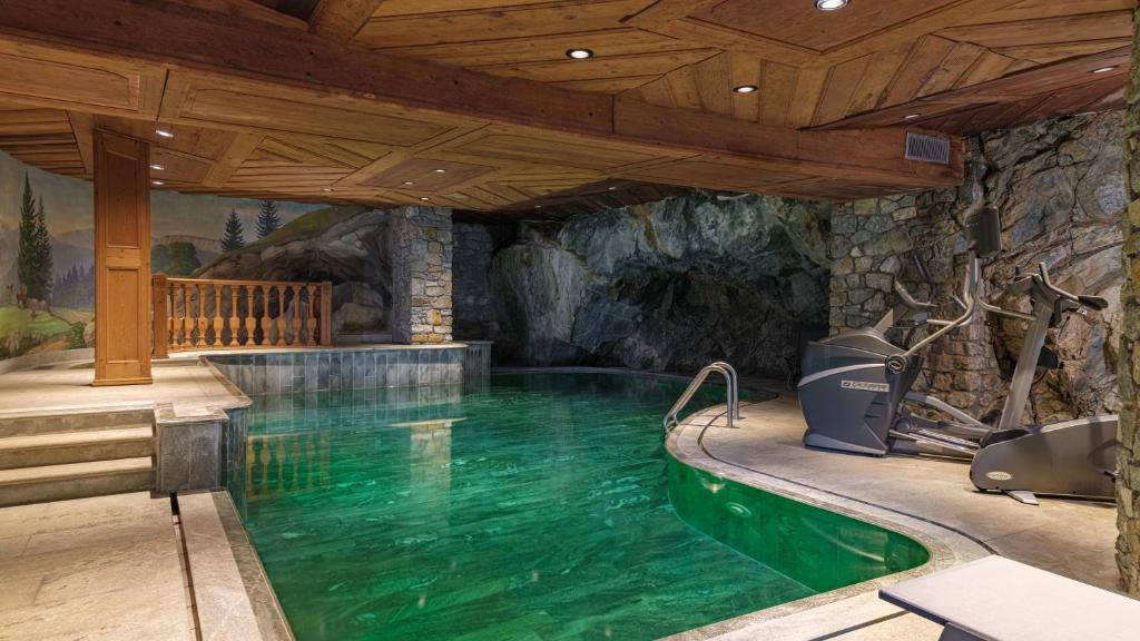 Bazén v ubytování Chalet Kisseye by Zermatt Premium Apartments nebo v jeho okolí