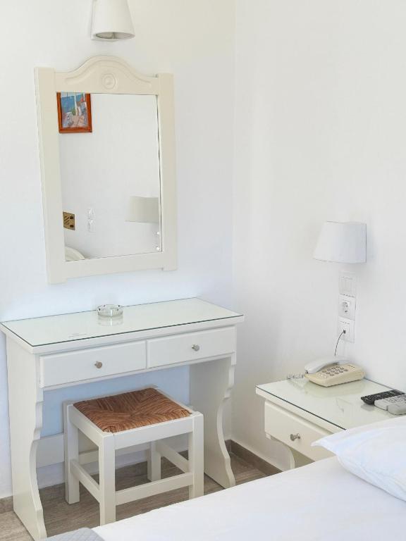 biały toaletka z lustrem i stołkiem w obiekcie Irene Hotel - Beachfront w mieście Parikia