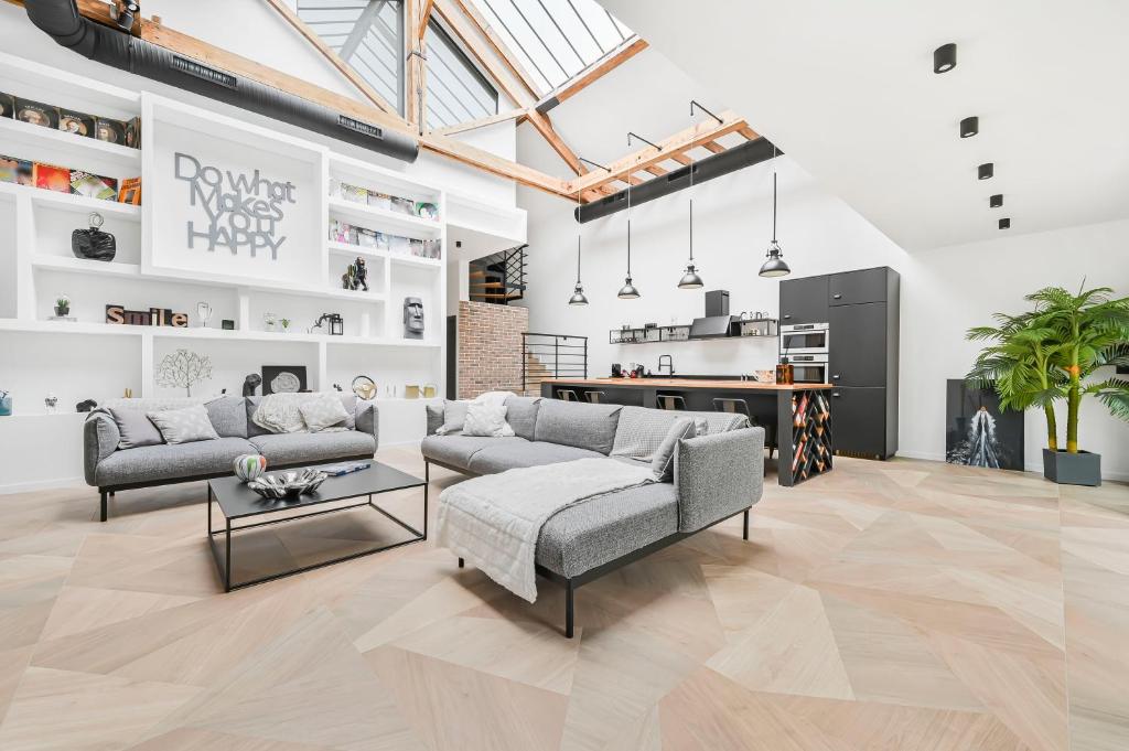 una sala de estar con un sofá y una mesa en L'Arty - Maison avec jardin - 6p, en Villemomble