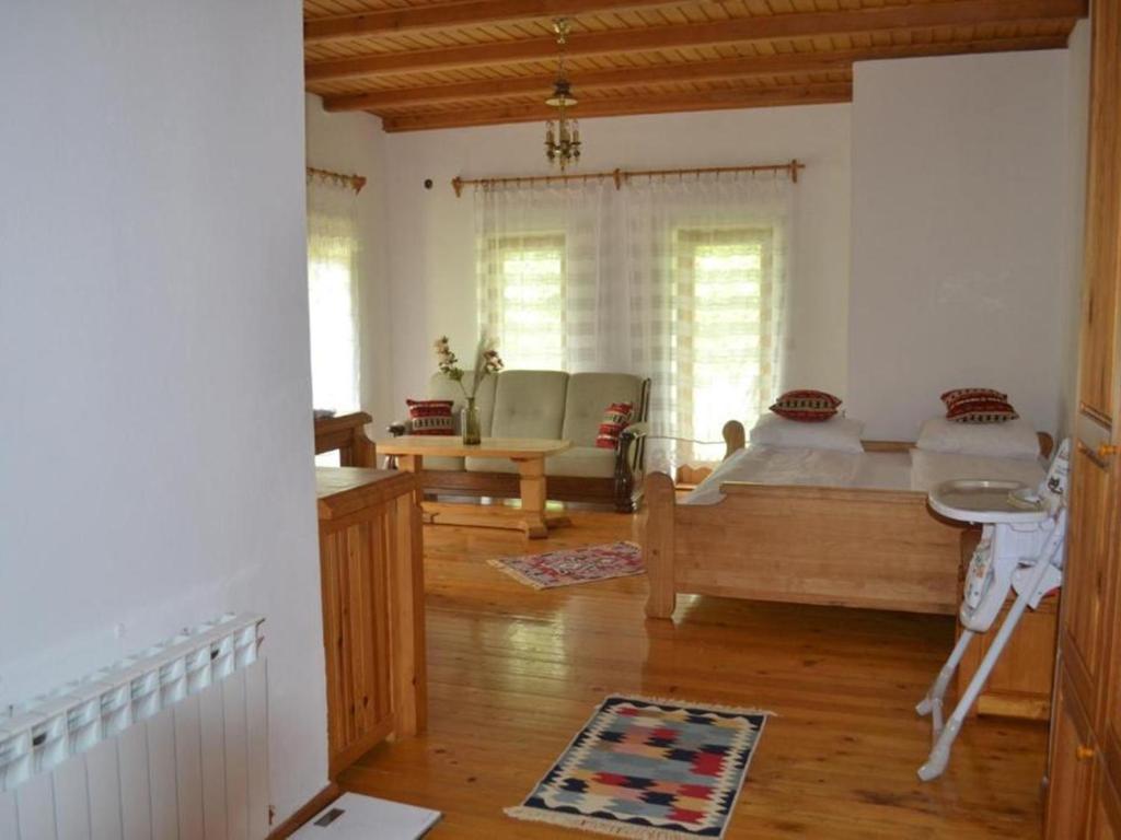 1 dormitorio con 1 cama y 1 mesa en una habitación en Heritage Home Ustikolina, en Foča
