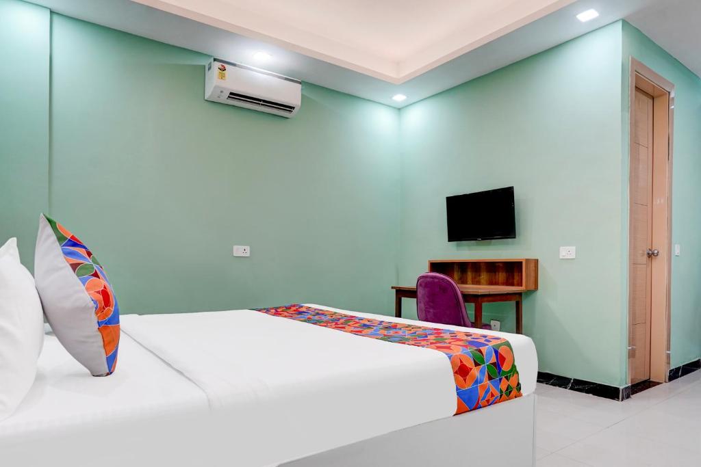 TV a/nebo společenská místnost v ubytování FabHotel Sky