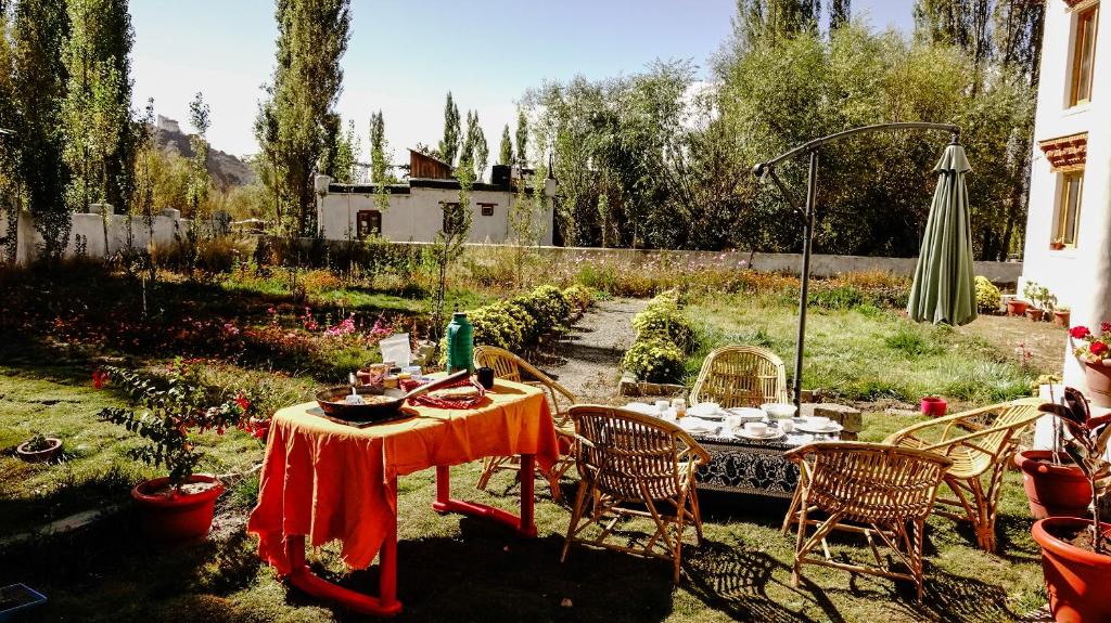 un tavolo e sedie in giardino con tavolo di Ladakh Eco House a Leh