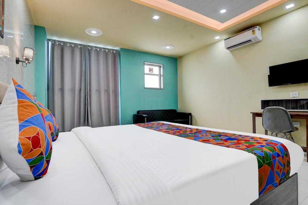 Postel nebo postele na pokoji v ubytování FabHotel Sky