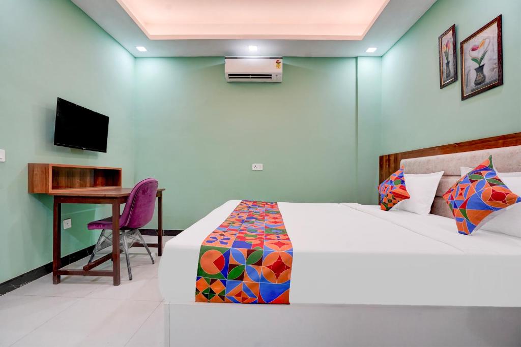 Postel nebo postele na pokoji v ubytování FabHotel Sky