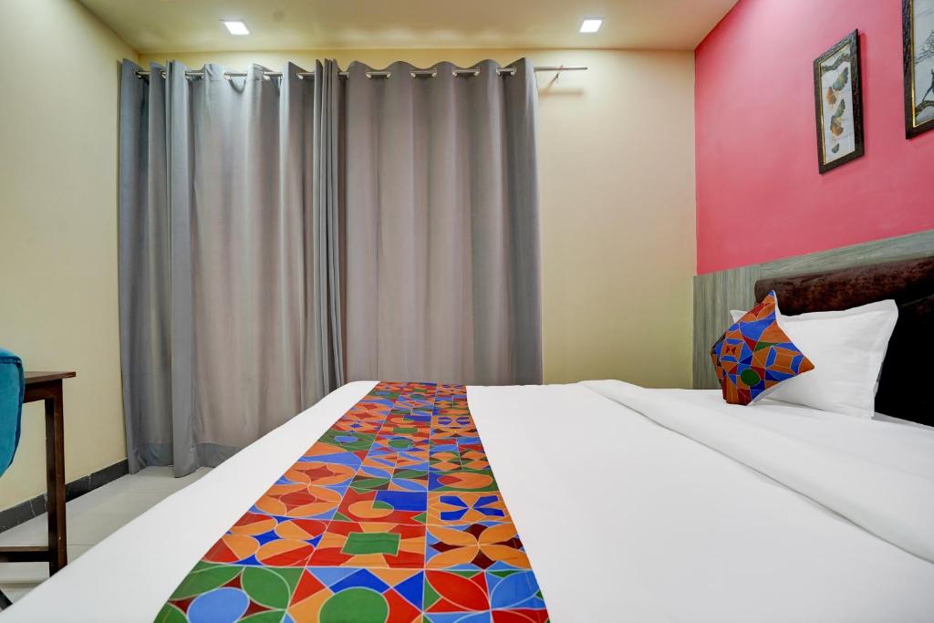 Postel nebo postele na pokoji v ubytování FabHotel Sky