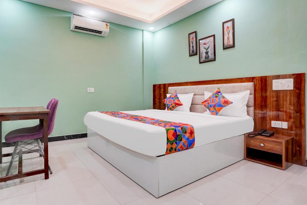 Postel nebo postele na pokoji v ubytování FabHotel Sky