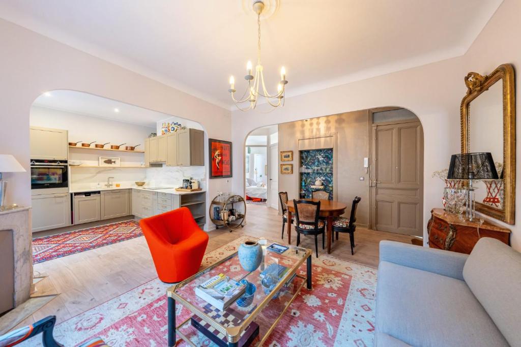un salon avec un canapé et une table dans l'établissement L’app’Art Cannes - Contemporain Centre-Ville, à Cannes