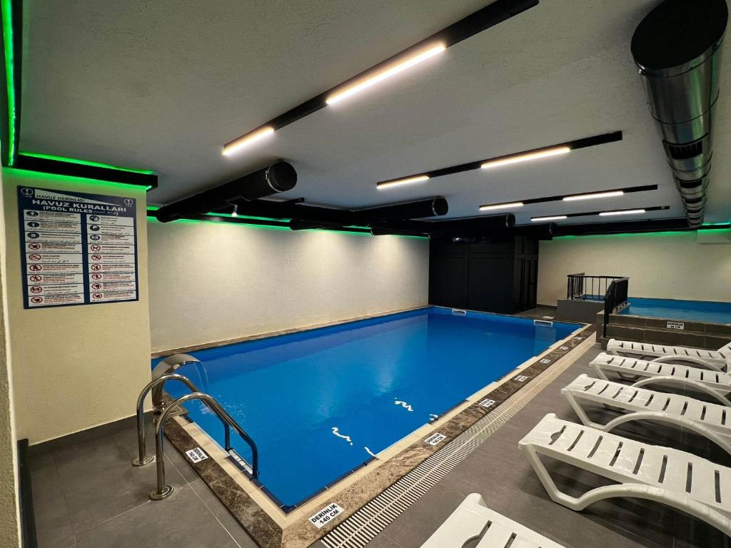 Bazén v ubytování Sera Lake Center Hotel nebo v jeho okolí