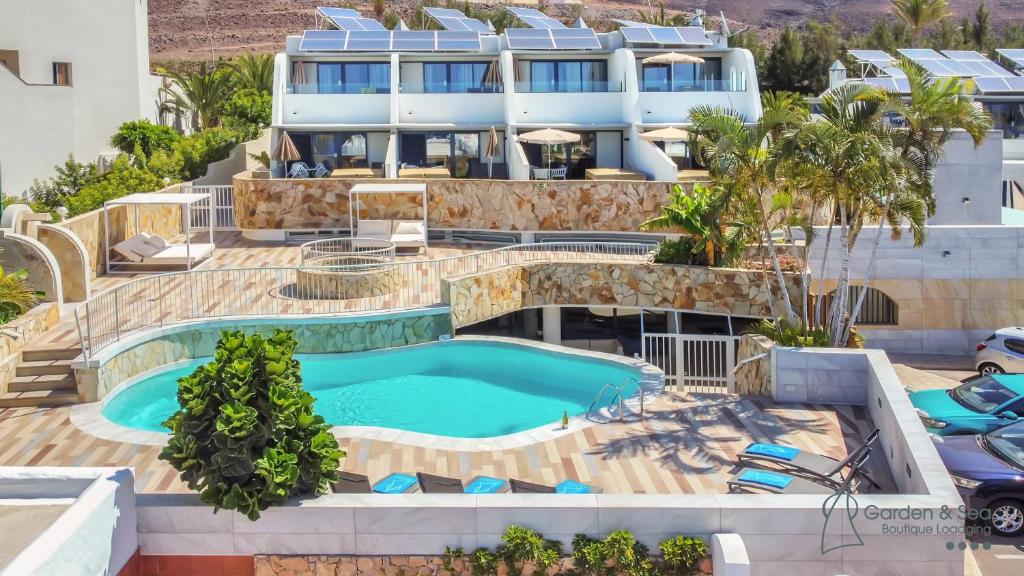 vista aerea di una casa con piscina di Apartamentos Garden & Sea Boutique Lodging by LIVVO a Morro del Jable