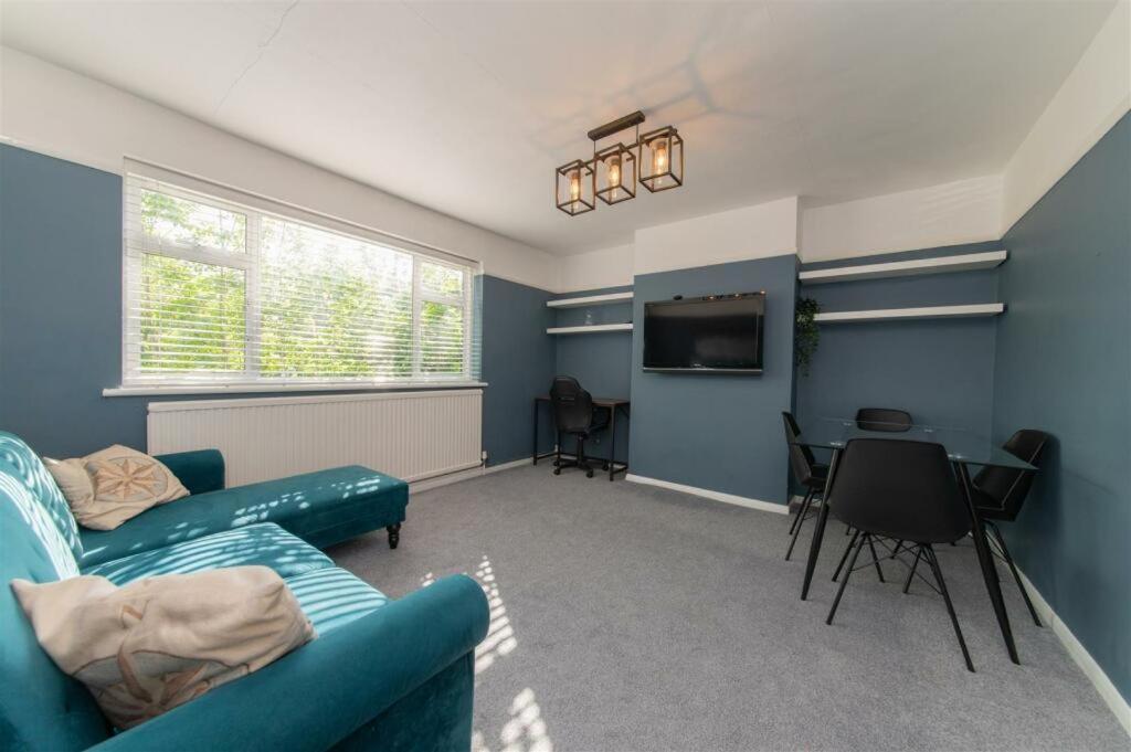 Χώρος καθιστικού στο Vibrant & Stylish Mill Hill East Pad