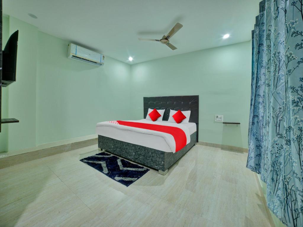 1 dormitorio con 1 cama con almohadas rojas en SPOT ON Sri Datta Grand Inn, en Warangal