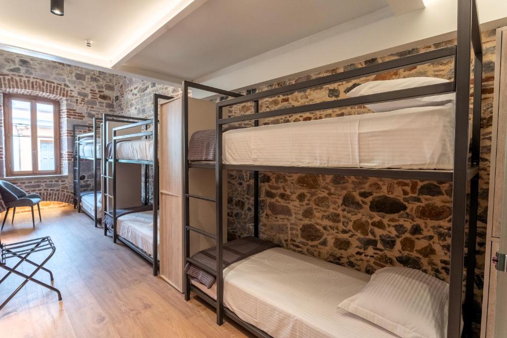 Postel nebo postele na pokoji v ubytování ISSA Lesvos