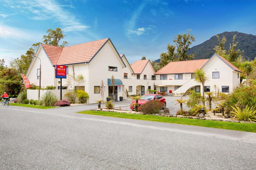 Nespecifikovaný výhled na hory nebo výhled na hory při pohledu z motelu