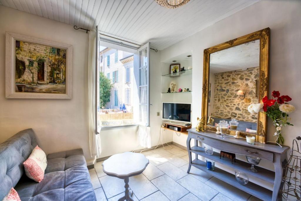 un salon avec un canapé et un miroir dans l'établissement NEW 2-bed Central Cannes Apt, à Cannes