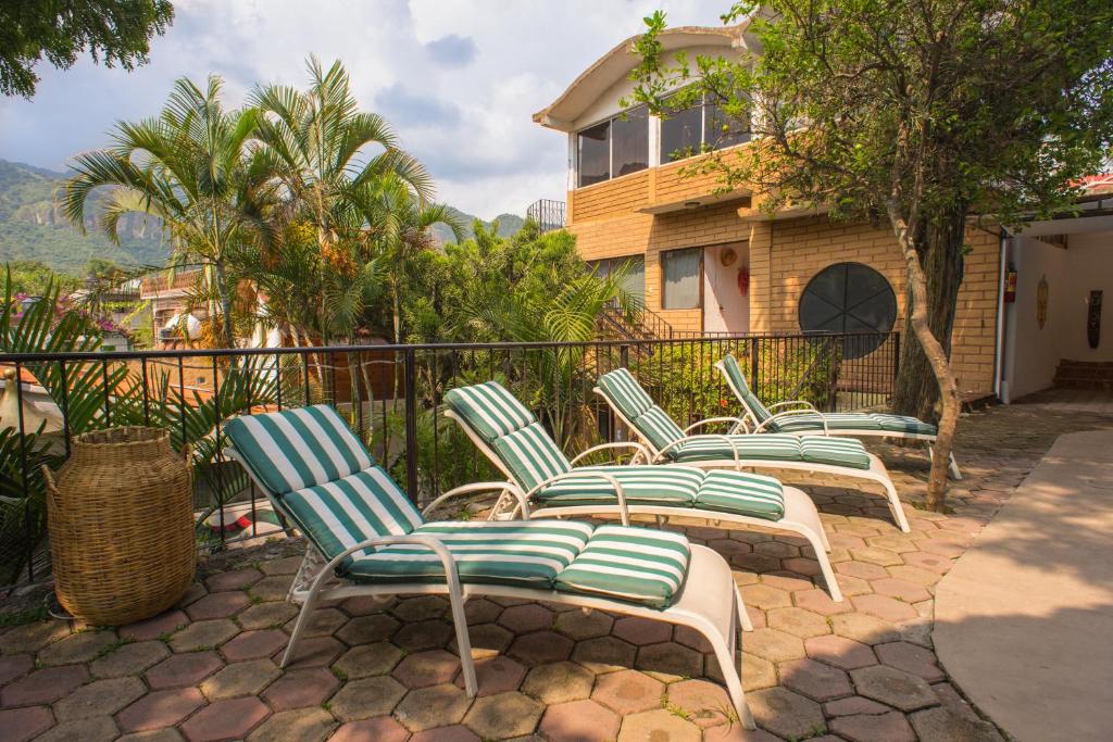 - un ensemble de chaises assises sur une terrasse dans l'établissement Hotel boutique Teocalli, à Tepoztlán