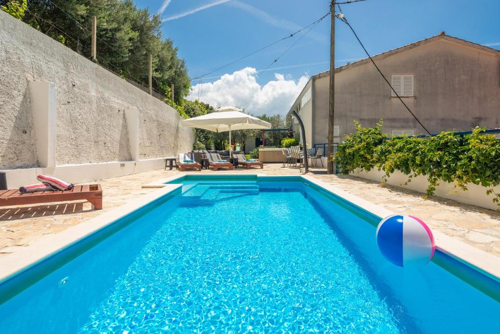 Bazén v ubytovaní Caleta Seaview Suites - Pool & Jacuzzi alebo v jeho blízkosti