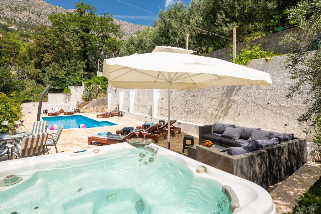 Bazén v ubytovaní Caleta Seaview Suites - Pool & Jacuzzi alebo v jeho blízkosti