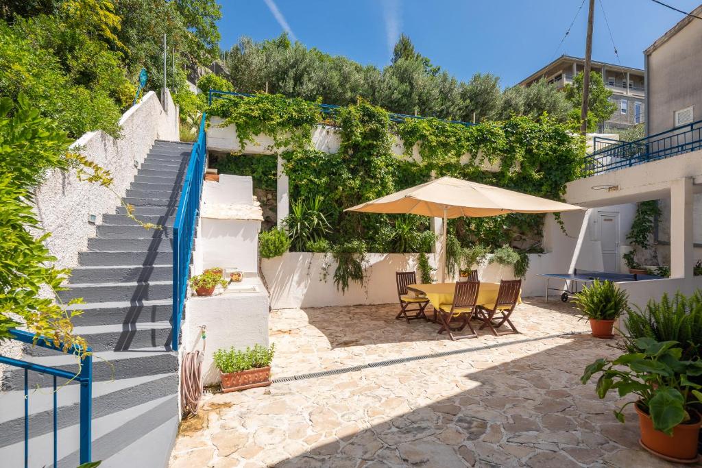 Vonkajšia záhrada v ubytovaní Caleta Seaview Suites - Pool & Jacuzzi