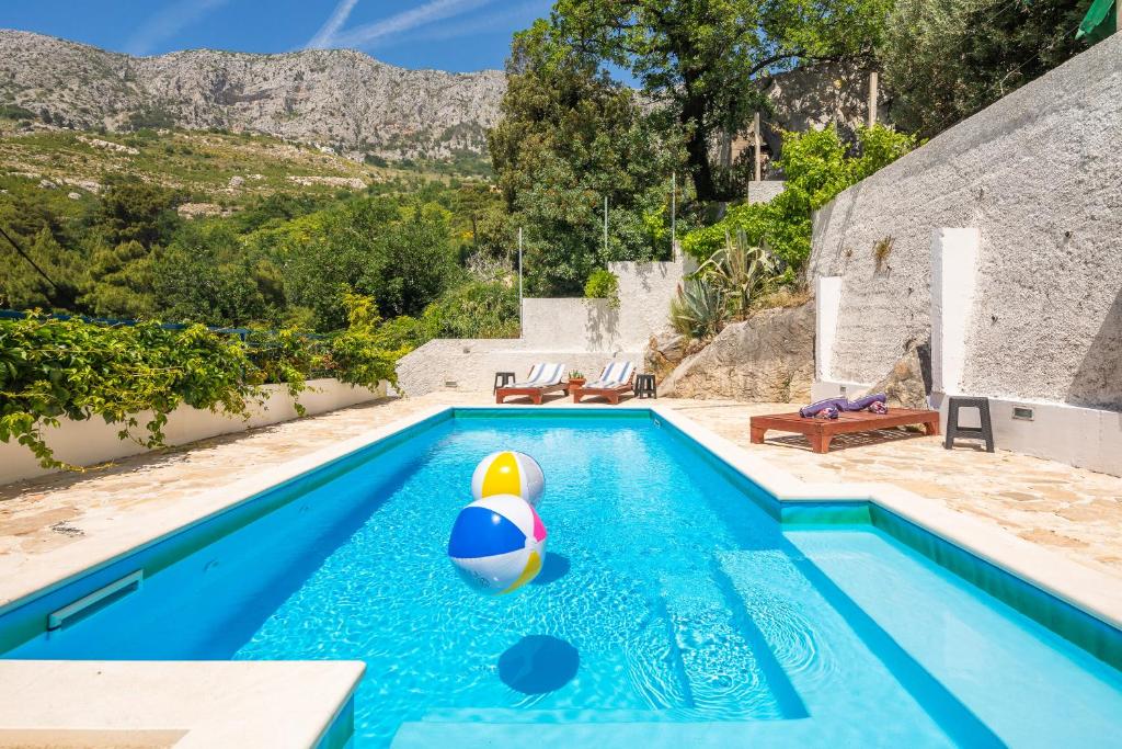 Bazén v ubytovaní Caleta Seaview Suites - Pool & Jacuzzi alebo v jeho blízkosti