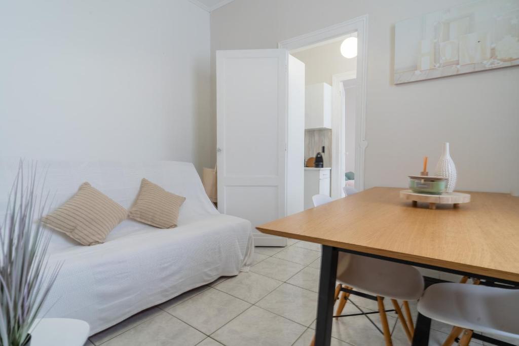 un salon avec un lit et une table dans l'établissement Arca Day - Appt 4p à Arcachon proche dune du pilat, à Arcachon