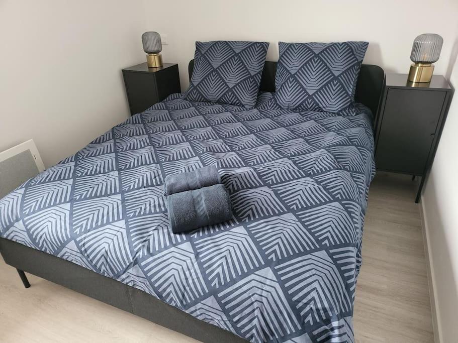 un letto con piumino e cuscini blu e bianchi di New villa 5mn from the beach-Pyrenees view a Sainte-Marie-la-Mer