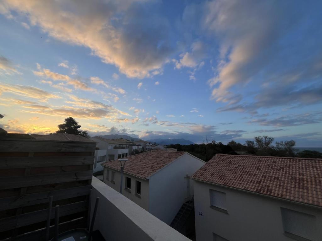 d'un balcon offrant une vue sur un ciel nuageux. dans l'établissement Appartement à 2 Pas de la plage, à Linguizzetta