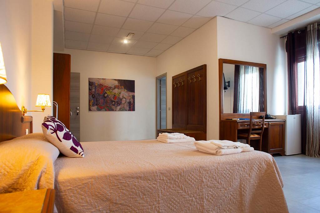 Una habitación de hotel con una cama con toallas. en Pennaluce, en Vasto