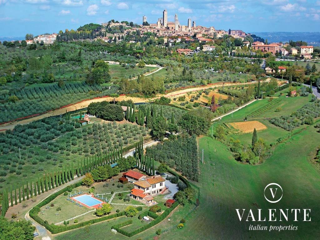 una vista aérea de una villa con un complejo en Podere Raggio Di Sole, en San Gimignano