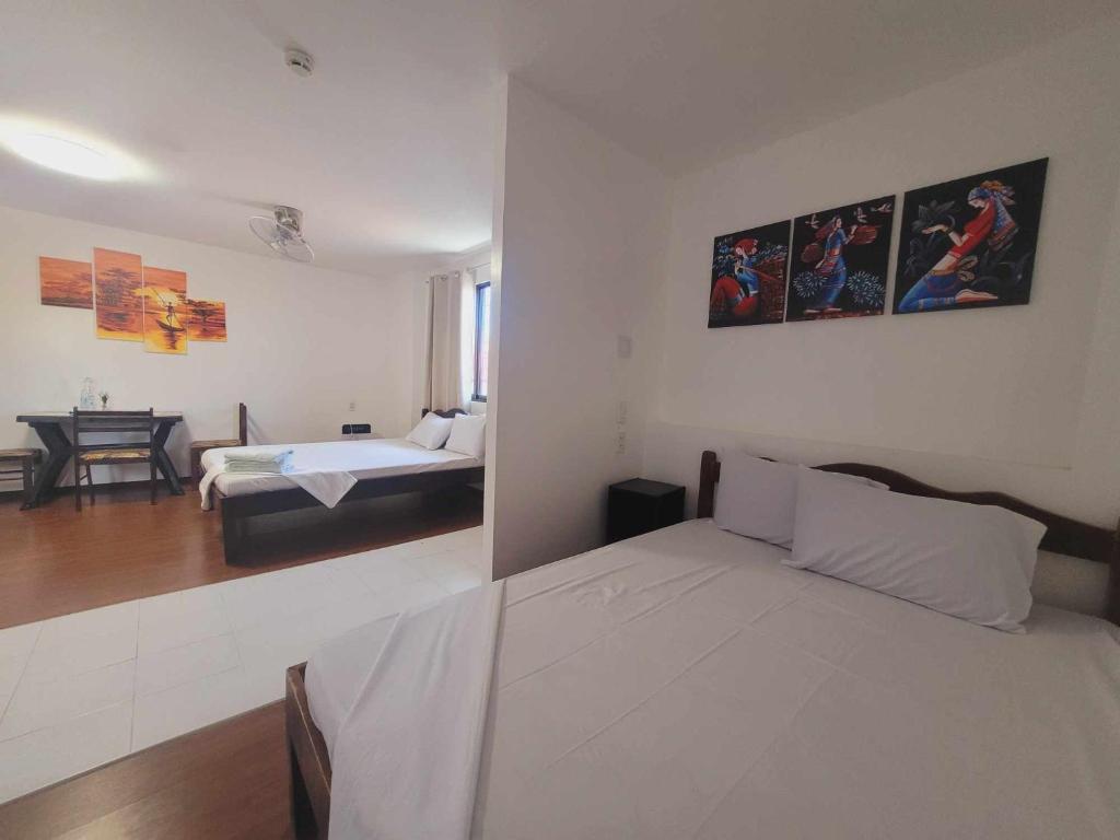 Postel nebo postele na pokoji v ubytování Gaja Go Dive & Inn