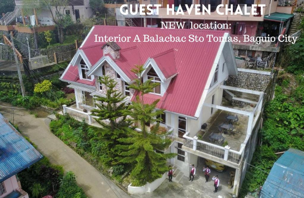 碧瑤的住宿－Guest Haven Chalet，享有红色屋顶房屋的顶部景色