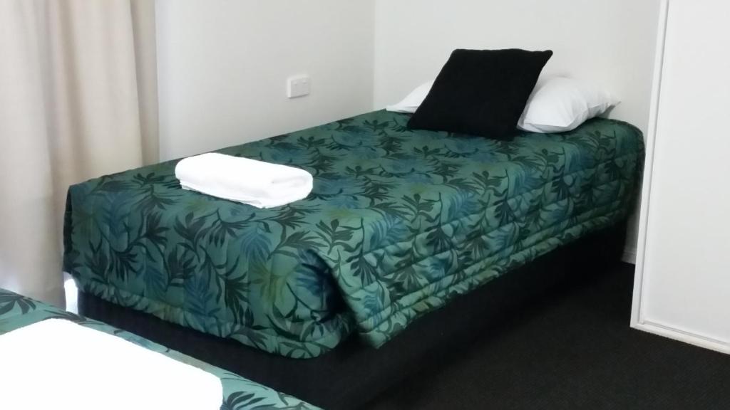 Postel nebo postele na pokoji v ubytování Port Denison Motor Inn