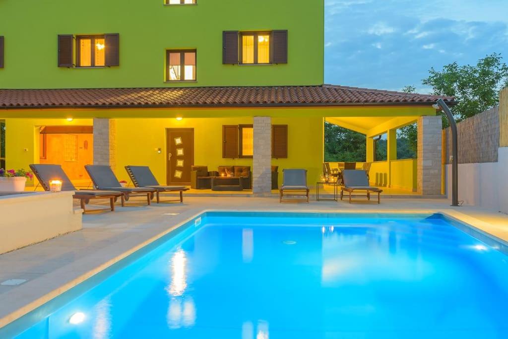 ein Swimmingpool vor einem Haus in der Unterkunft House Gorana by IstriaLux in Bibići