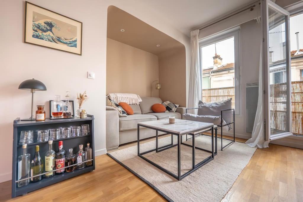 un salon avec un canapé et une table dans l'établissement Charming modern and bright apartment 4P, aux Lilas