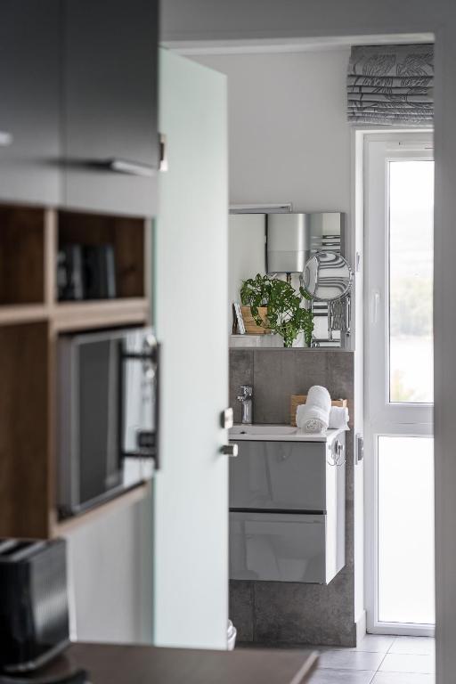 Kuchyňa alebo kuchynka v ubytovaní Akvarell Apartmanház