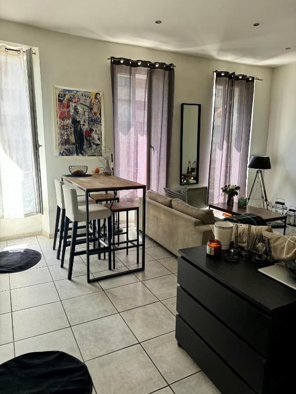 un salon avec une table et un canapé dans l'établissement Charmant studio situé en centre-ville, à Marseille