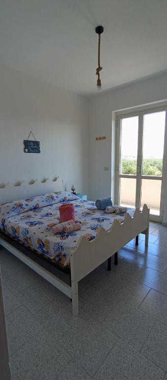 une chambre avec un lit avec une couette dessus dans l'établissement Casa torelli azzurro, à Sellia Marina