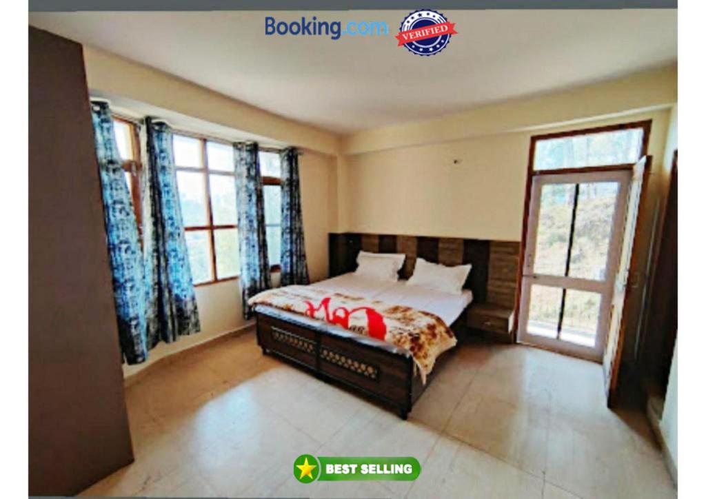 1 dormitorio con 1 cama en una habitación con ventanas en Goroomgo Homestay Sukh Dham Shimla - Homestay Like Home Feeling Mountain View, en Shimla