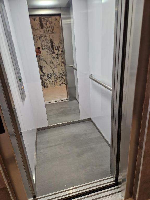 a sliding glass door leading into a refrigerator at Balcón del Malecón in Murcia