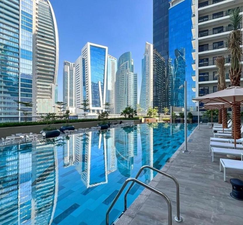 una piscina en una ciudad con edificios altos en CitiHome - Newly Furnished Apartment in Business Bay, en Dubái