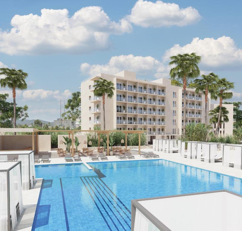 ein Bild des Pools im Resort in der Unterkunft Invisa Hotel Es Pla - Adults Only in Sant Antoni de Portmany