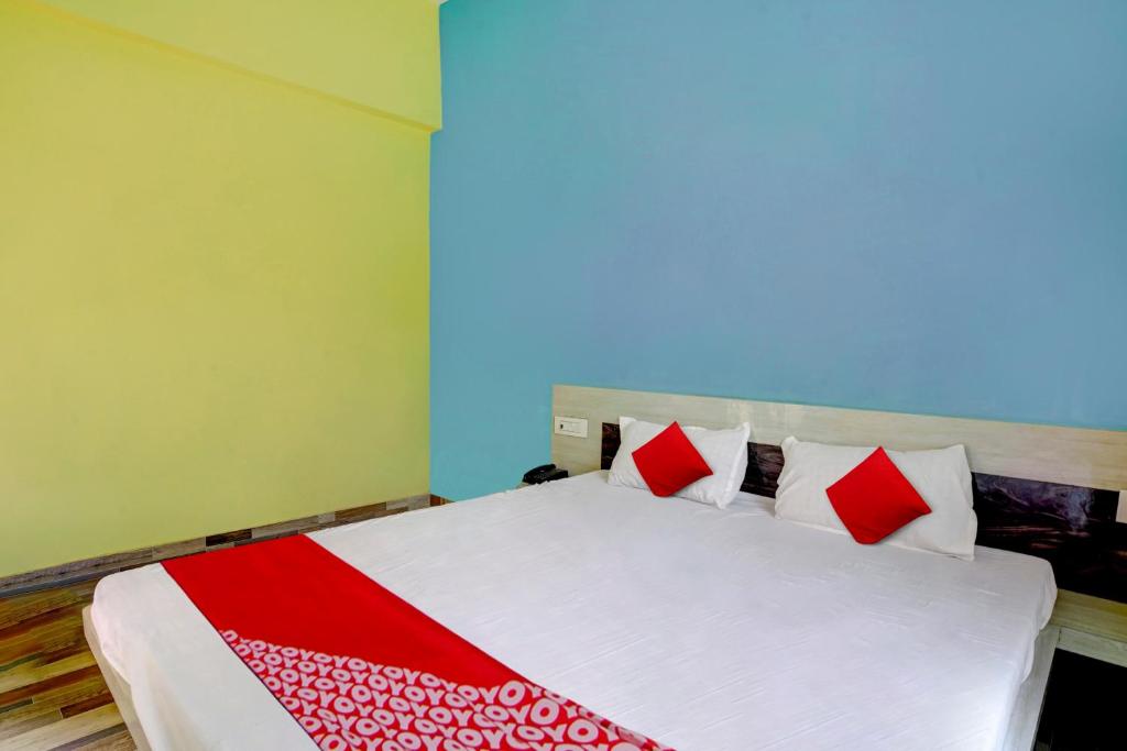 A bed or beds in a room at OYO Flagship 81389 Hotel Siddhi Vinayak