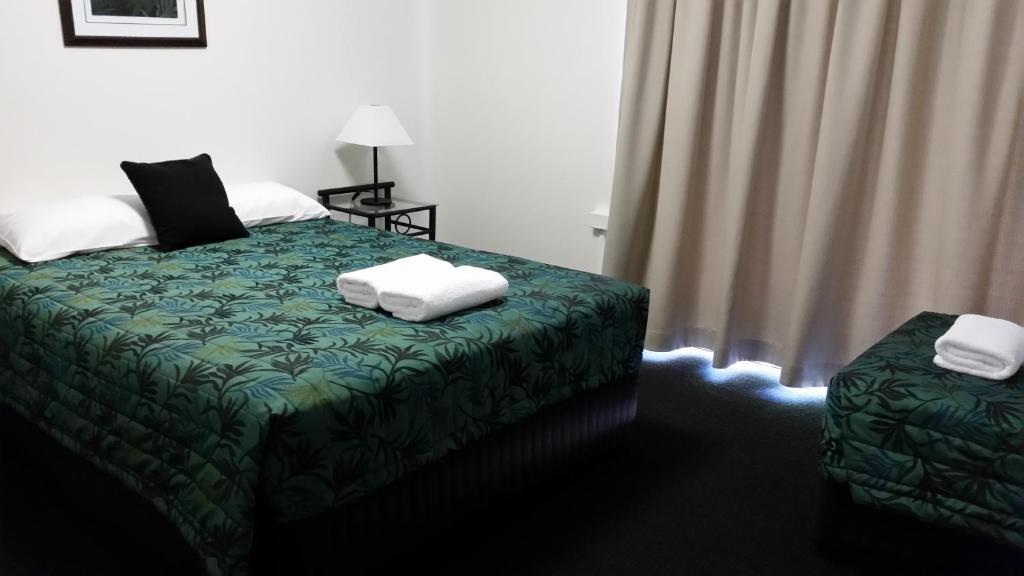 Postel nebo postele na pokoji v ubytování Port Denison Motor Inn